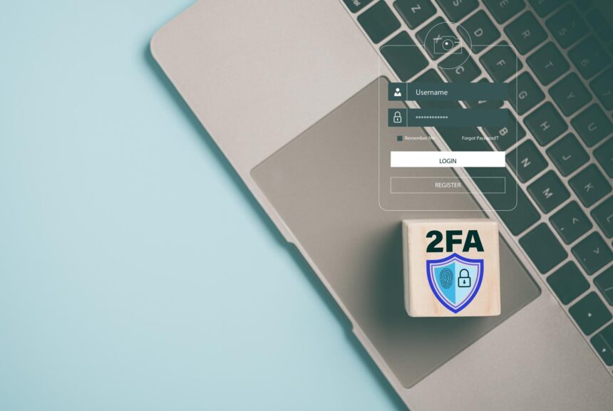 drewniane bloky umieszczone na laptopie