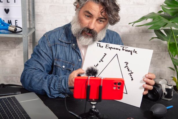 Hipsterski bloger tworzący treści dla sieci społecznościowych ze smartfona w domu