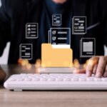 Nagrywanie dokumentów z folderu Otwórz folder plików z latającymi pustymi dokumentami Transfer danych backup Udzielenie plików Koncepcja przekazywania dokumentów