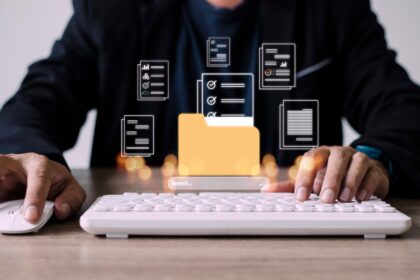 Nagrywanie dokumentów z folderu Otwórz folder plików z latającymi pustymi dokumentami Transfer danych backup Udzielenie plików Koncepcja przekazywania dokumentów