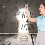 Złożony obraz wściekłej bizneswoman z klasą krzyczy na jej smartfonie