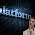 Słowo platforma i uśmiechnięta bizneswoman myśli przeciw futurystycznemu czarnemu i błękitnemu tłu