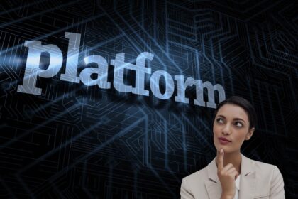 Słowo platforma i uśmiechnięta bizneswoman myśli przeciw futurystycznemu czarnemu i błękitnemu tłu