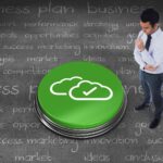 Złożony obraz bez uśmiechu biznesmena trzymającego okulary na czarnej ścianie