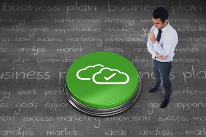 Złożony obraz bez uśmiechu biznesmena trzymającego okulary na czarnej ścianie