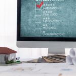 Grupa architektów wnętrz dyskutujących razem z oprogramowaniem Insight