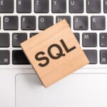Koncepcja napisu SQL na kostce na klawiaturze