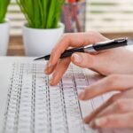 Bizneswoman robi biznesowi w biurze